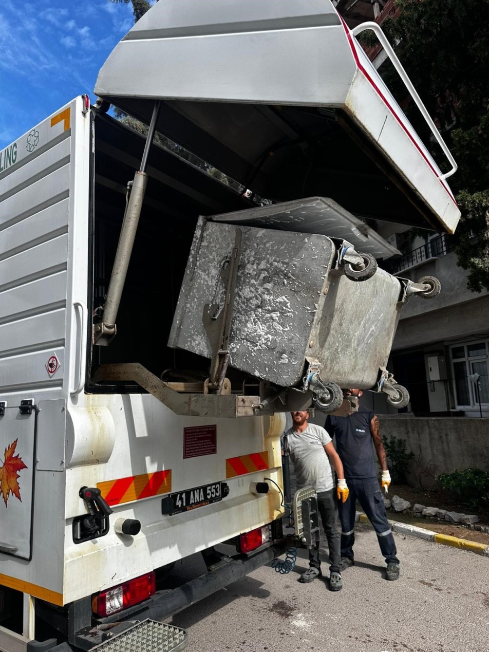 Dilovası Belediyesi, ilçe genelindeki çöp konteynerlerinin temizliği ve dezenfeksiyonunu sürdürüyor. Temizlik İşleri Müdürlüğü ekipleri, özel...