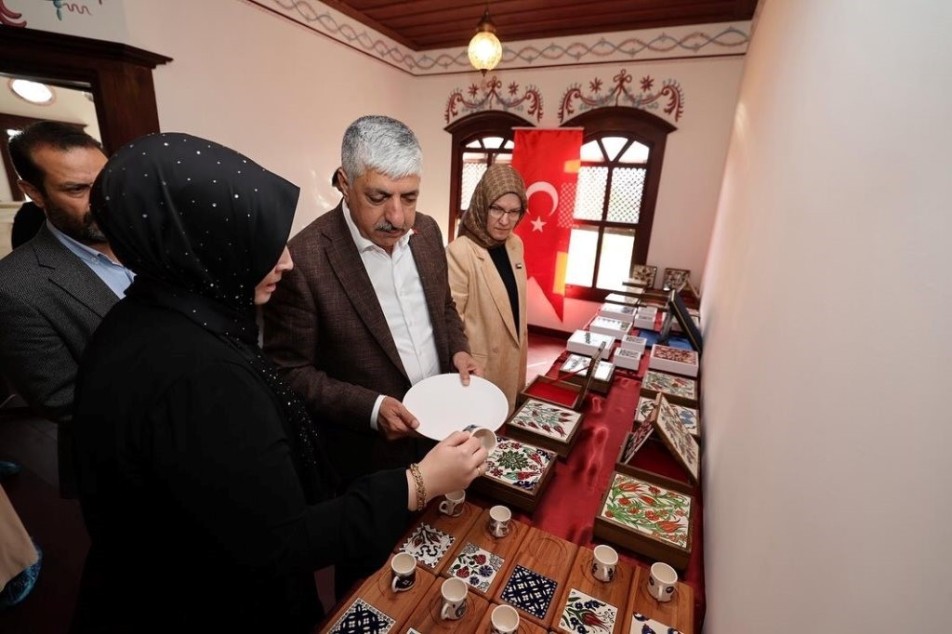 Dilovası'nda düzenlenen sergide, kursiyerlerin hazırladığı çini, dikiş-nakış ve el sanatları ürünleri ziyaretçilerden tam not aldı....