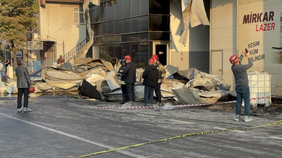 Dilovası'nda parfüm dolum tesisinde çıkan ve 6 kişinin yaşamını yitirdiği yangına dair acı detaylar netleşiyor....
