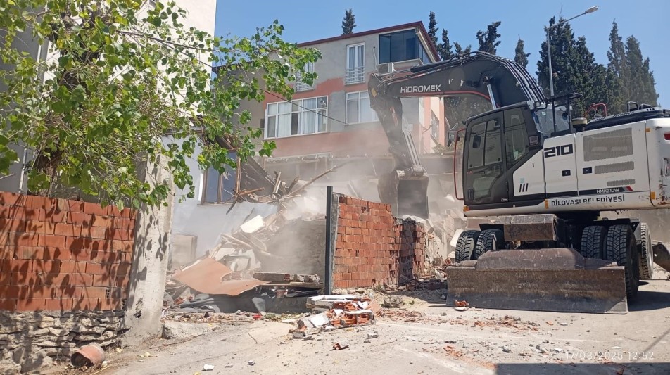Dilovası’nda sahipleri tarafından yıkılmayan 85 metruk yapı, belediye ekiplerince kontrollü şekilde yıkıldı. Dilovası'nda vatandaşların can...