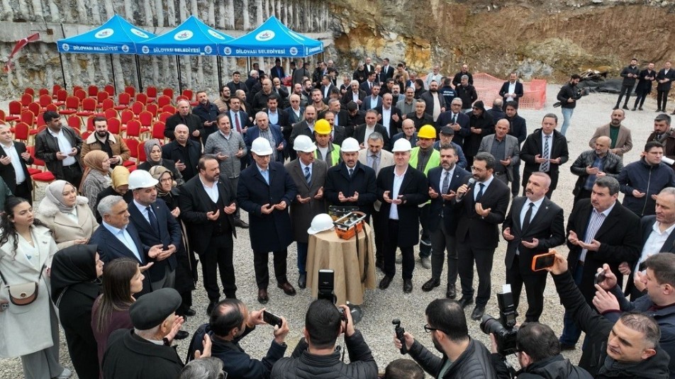 Dilovası'nda sosyal yaşamı canlandırması ve kente yeni bir merkez kazandırması hedeflenen Kent Meydanı Projesi'nin temeli...