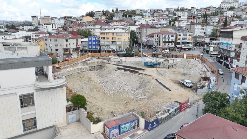 Dilovası'nda yapımı süren yeni kent meydanı, ilçeye sosyal ve eğlence alanı kazandıracak. Zemin güçlendirme çalışmaları...