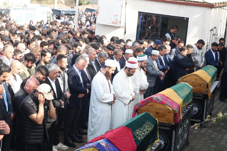 Dilovası'ndaki parfüm dolum tesisinde çıkan yangında hayatını kaybeden 6 kişi için cenaze törenleri düzenlendi. Törenlere...