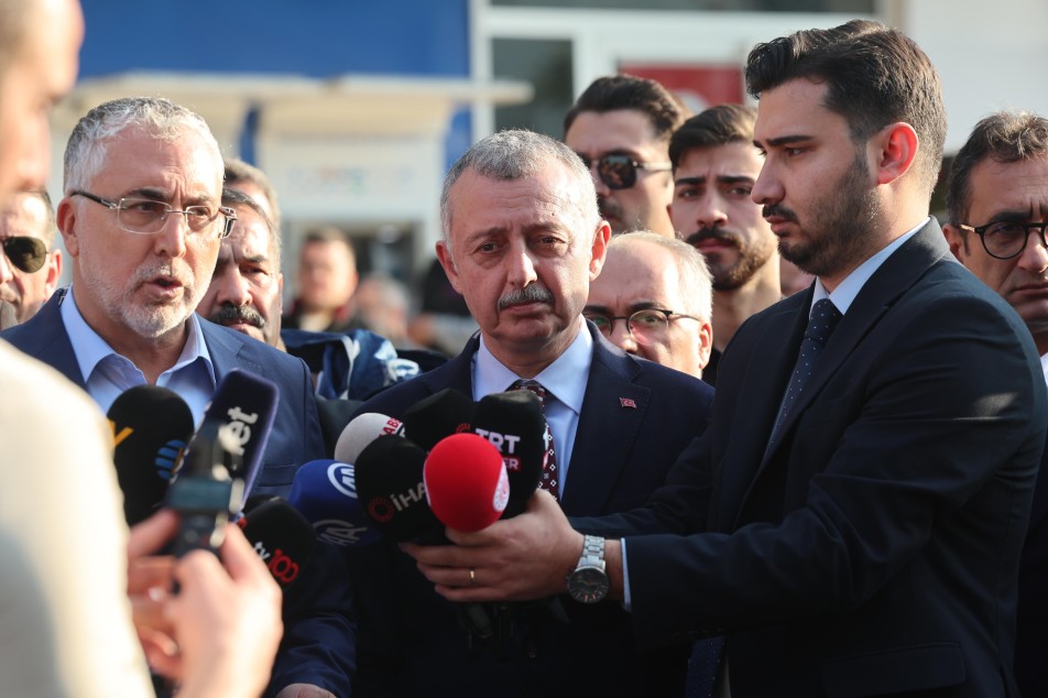 Dilovası'ndaki parfüm dolum tesisinde meydana gelen patlama ve yangının ardından bölgeye gelerek incelemelerde bulunan Çalışma...