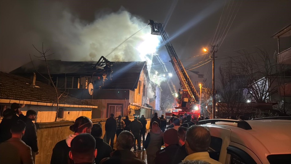 Derince’de Elektrikli Isıtıcı Faciası: Çatı Alevlere Teslim Oldu