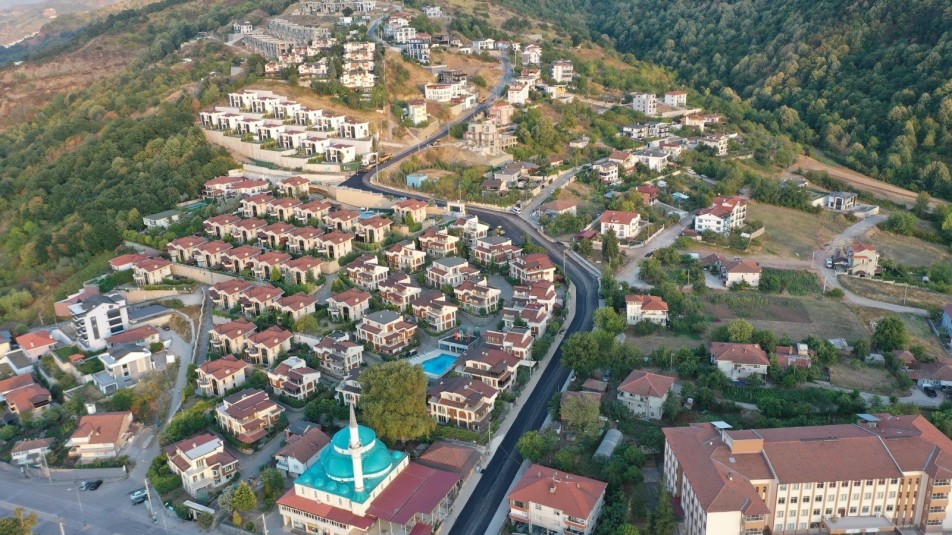 Fen İşleri ekipleri, Fatih Mahallesi'nde parke, Yeşilkent'te asfalt çalışmalarıyla ulaşımı daha güvenli hale getiriyor. Başiskele...