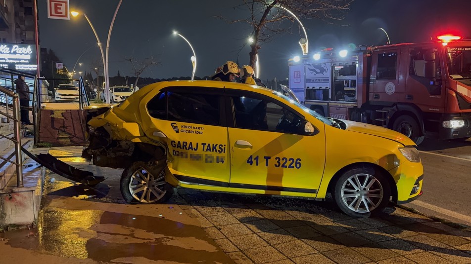 Gebze Barış Mahallesi'nde bir otomobil ile ticari taksinin karıştığı trafik kazasında, araçlarda büyük çapta hasar...