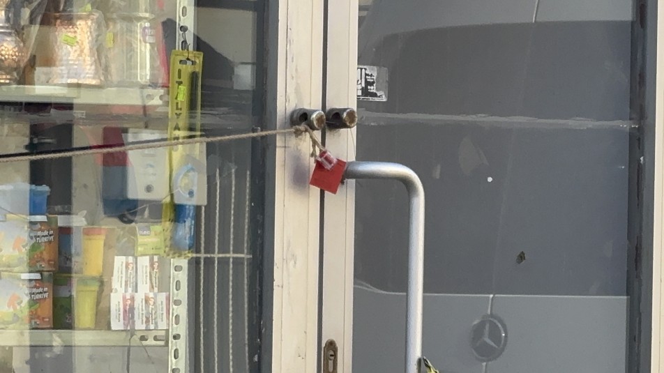 Gebze'nin İstasyon Mahallesi'nde yan yana bulunan üç binada tespit edilen hasar nedeniyle 42 kişi tahliye...