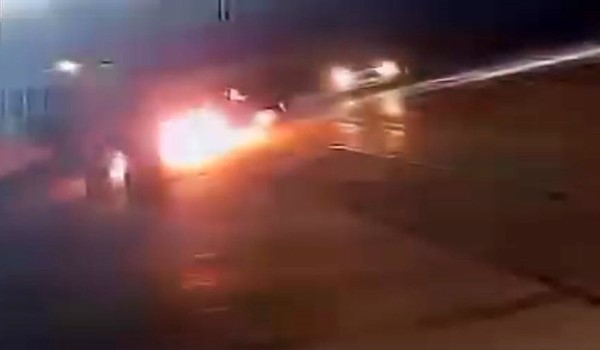 Gece saatlerinde seyir halindeki bir otomobil bilinmeyen bir sebeple yanmaya başladı. Vatandaşların müdahale ettiği anlar...