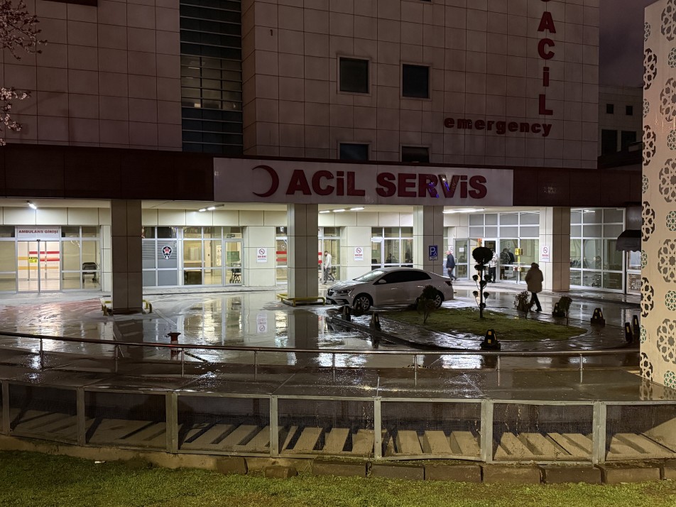 İzmit Erenler Mahallesi'nde bir kişinin cadde ortasında acımasızca darbedildiği ve sosyal medyada büyük tepki çeken...