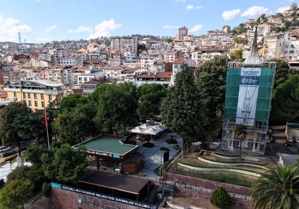 İzmit'in kalbinde 120 yılı aşkın süredir şehre tanıklık eden tarihi Saat Kulesi, kapsamlı bir restorasyonla...