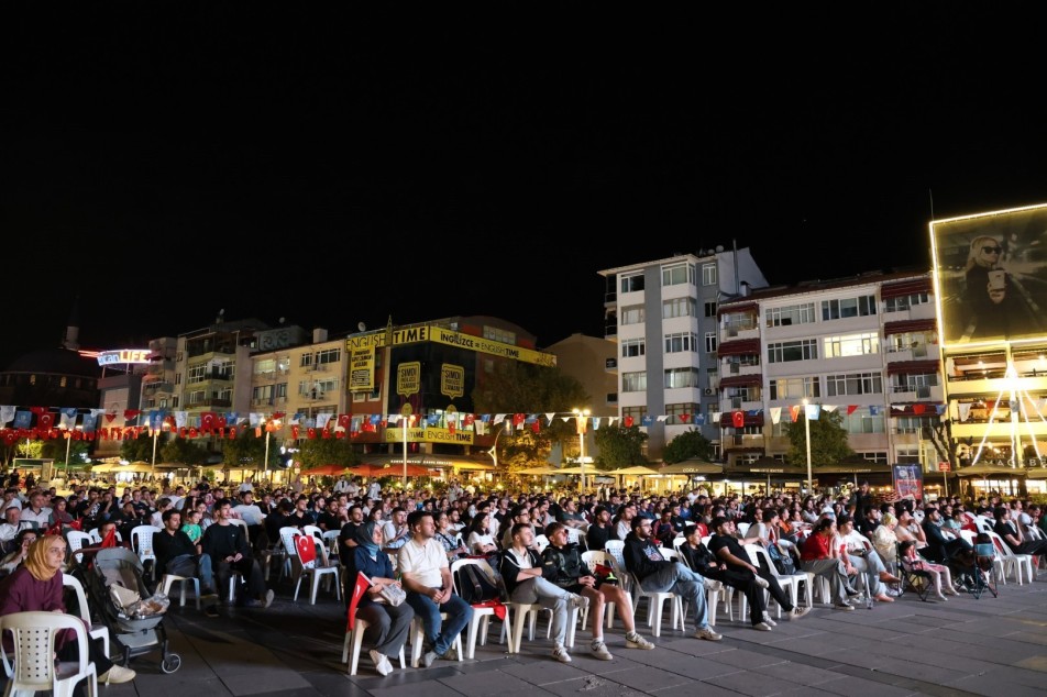 İzmit Kent Meydanı, EuroBasket 2025'te finale yükselen A Milli Erkek Basketbol Takımı'nın galibiyet sevincine ortak...