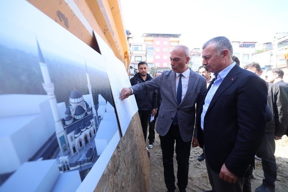 İzmit Kuruçeşme'de riskli olduğu için yıkılan Merkez Camii'nin yerine bin 91 kişilik yeni cami inşa...