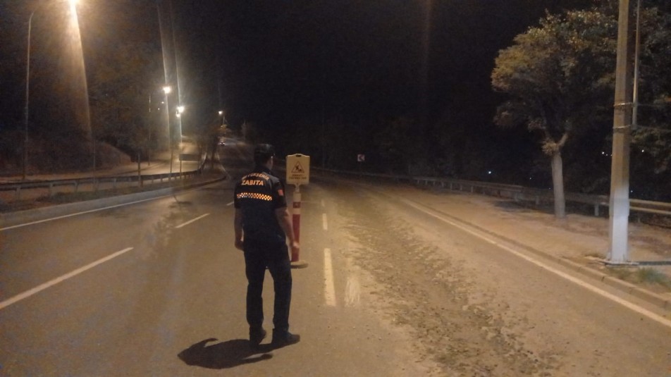 İzmit'te bir beton firmasına ait kamyondan yola dökülen beton, çevre kirliliğine neden olurken trafik güvenliğini...