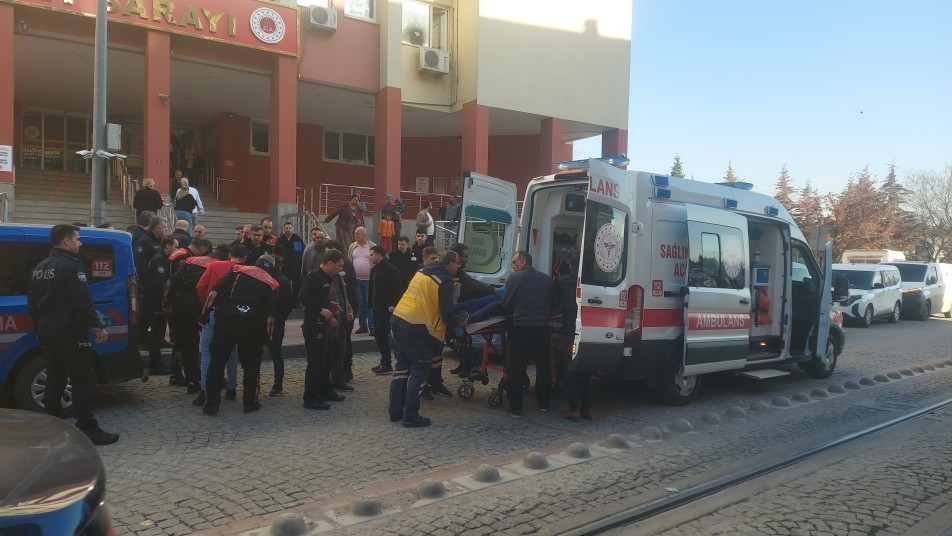 İzmit'te dün adliye çıkışında Sümeyye M. tarafından kalbinden bıçaklanarak öldürülen Emrah Çeliksoy (35), Kartepe'de gözyaşları...