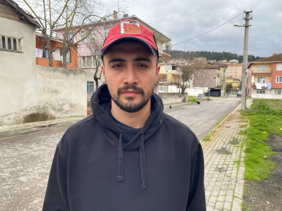 İzmit'te eşi ve yeni doğan bebeğiyle hastane çıkışı eve giden bir baba, trafikte yol verme...