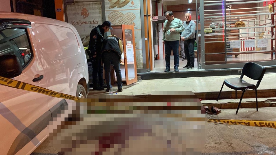 İzmit'te iftar saati yaklaşırken pide almak için fırın önünde sıraya giren bir kişi, husumetlisi olduğu...