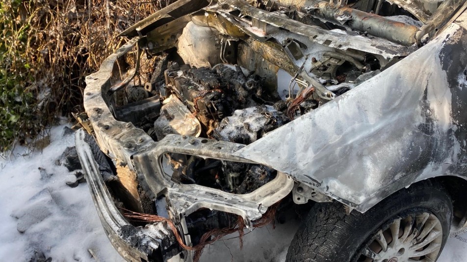 İzmit'te park halindeki bir otomobil yakıt aldıktan kısa süre sonra alev aldı; yangın bitişikteki araca...