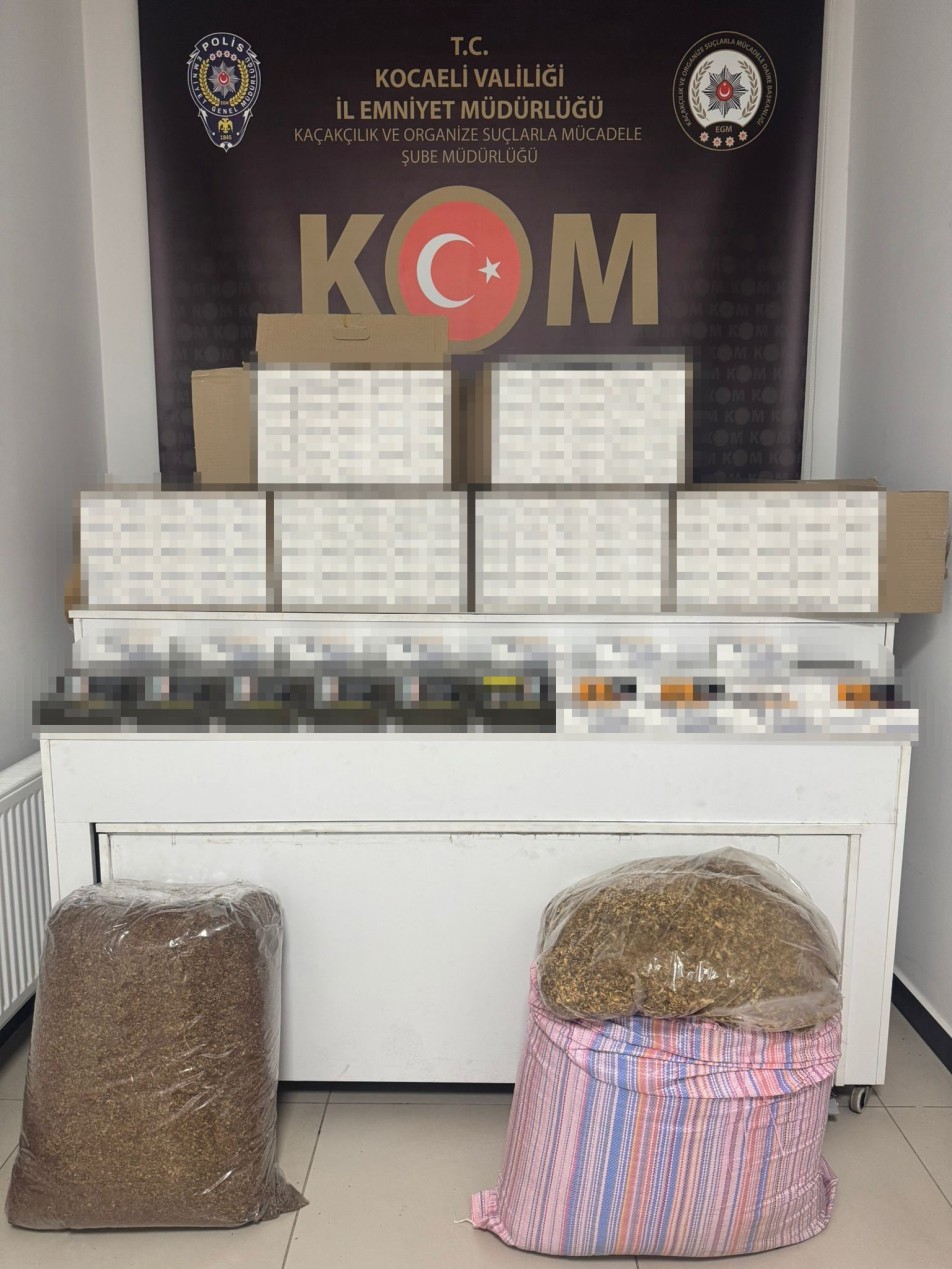 İzmit'te polis ekiplerince durdurulan bir araçta yapılan aramada, bandrolsüz 75 bin dal boş makaron ve...