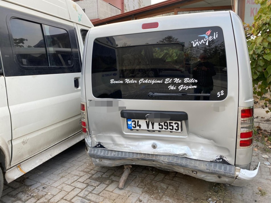 İzmit'te sabah saatlerinde kontrolden çıkan bir otomobilin park halindeki araçlara ve yanlarında duran vatandaşlara çarpması...