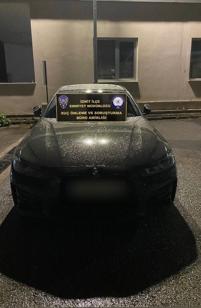 İzmit'te sosyal medyaya yansıyan drift görüntülerinin ardından polis ekipleri düğmeye bastı. Yapılan incelemede otomobilin sürücüsünün...