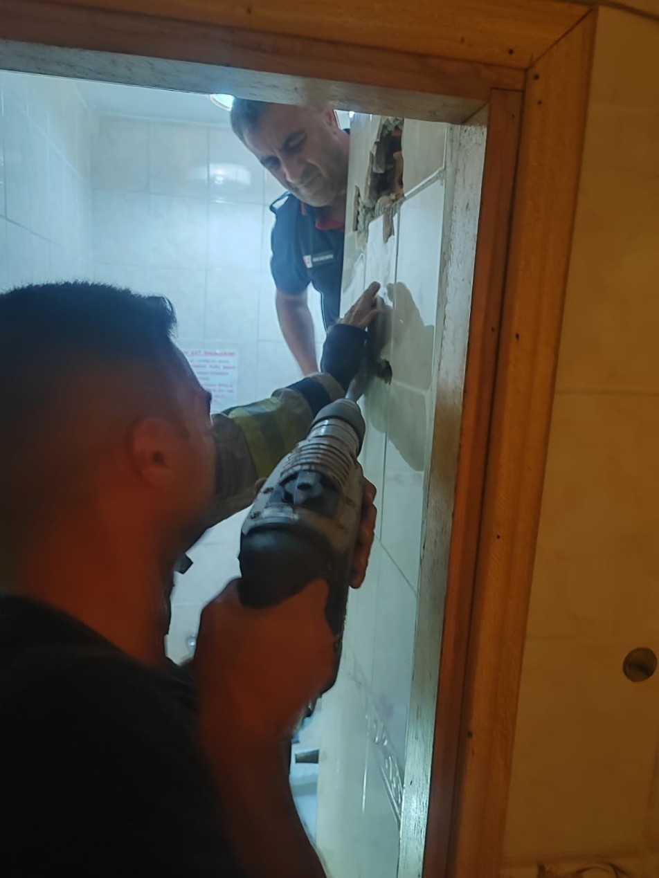 İzmit'te telefonunu almak isteyen bir vatandaş metrelerce yükseklikten düşerek havalandırma boşluğunda sıkıştı. İtfaiye ekipleri, duvarı...