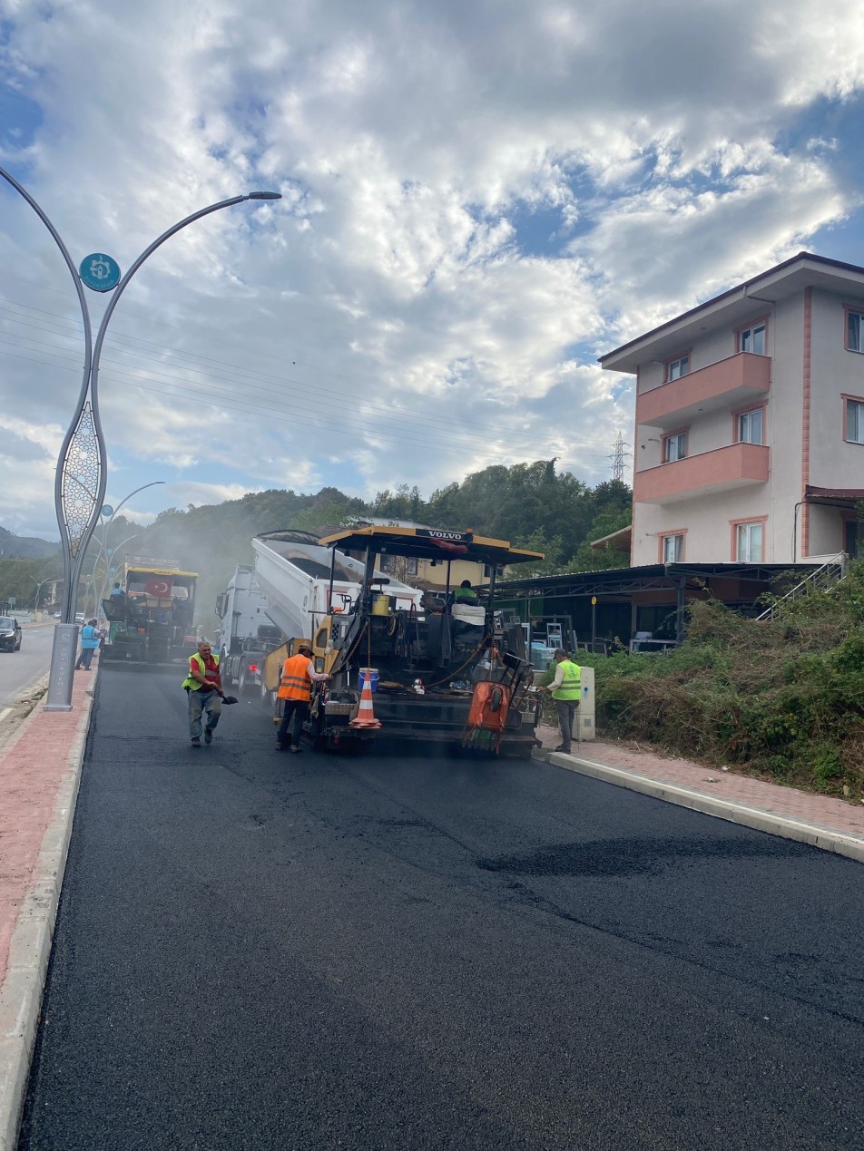 Kocaeli Büyükşehir Belediyesi, Başiskele'nin en yoğun kullanılan yollarından biri olan Hoca Ahmet Yesevi Caddesi'nde asfaltlama...