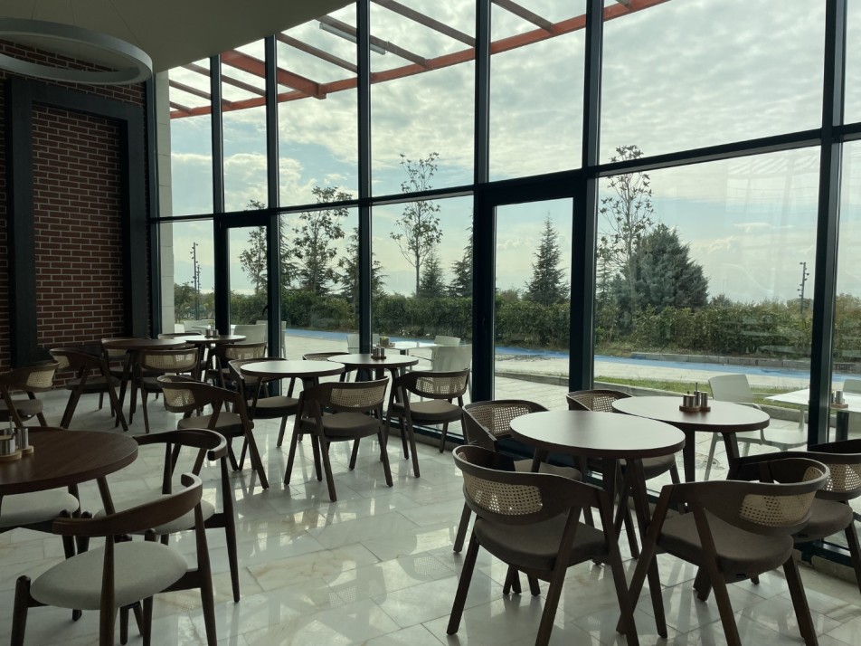 Kocaeli Büyükşehir Belediyesi iştiraki Antikkapı A.Ş'nin markası Mahal, yeni şubesini Dilovası Millet Bahçesi'nde hizmete açtı....