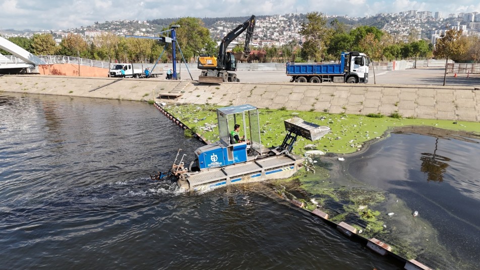 Kocaeli Büyükşehir Belediyesi İzmit Körfezi'ne kurduğu bariyerler ve temizlik filosuyla 1880 metreküp atığın denize ulaşmasını...