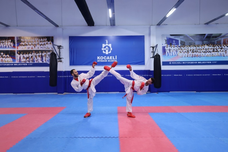 Kocaeli Büyükşehir Belediyesi Kağıtspor'un yetiştirdiği Avrupa şampiyonu milli karateci Ömer Abdurrahim Özer, kasım ayında düzenlenecek...