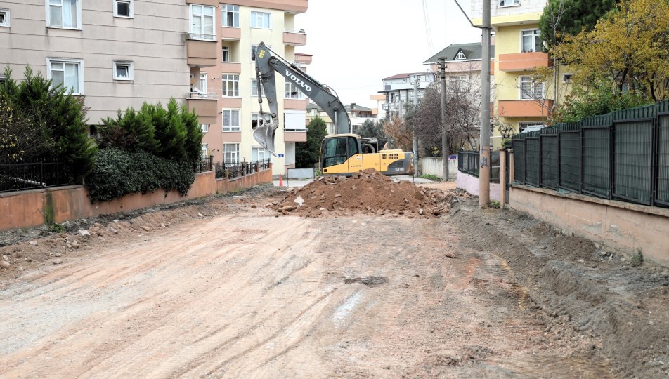 Kocaeli Büyükşehir Belediyesi, kent genelinde yürüttüğü yol yenileme çalışmaları kapsamında Darıca ilçesindeki Özbay Sokak'ta üstyapı...