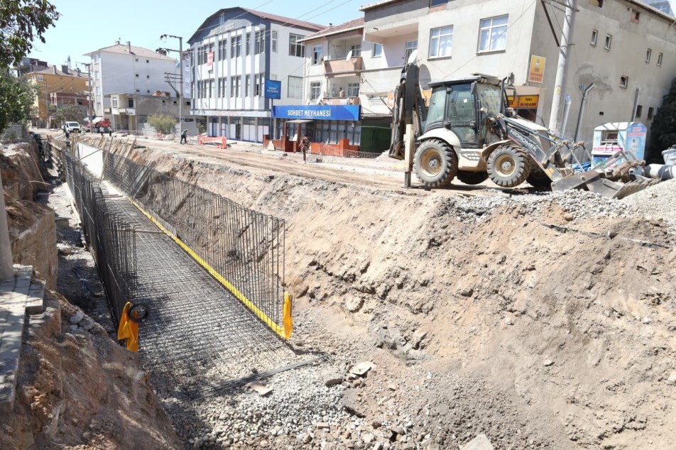 Kocaeli Büyükşehir Belediyesi'nin bölgede yürüttüğü ulaşım projeleri kapsamında, Darıca'daki Gebze Teknik Üniversitesi Kavşağı'nda çalışmalar yüzde...
