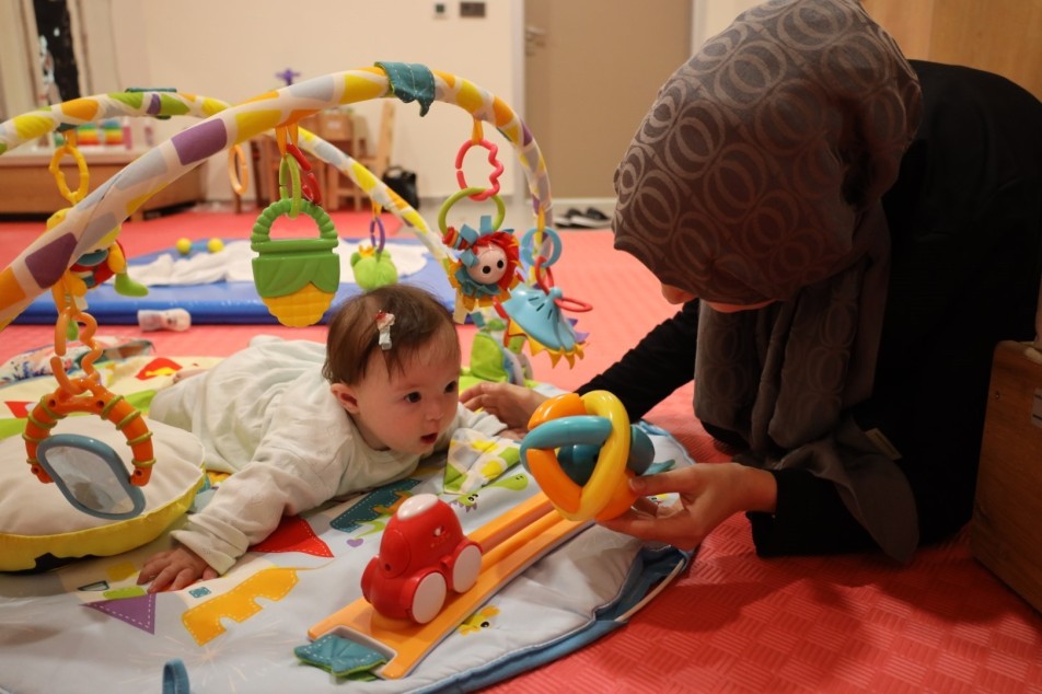 Kocaeli Büyükşehir Belediyesi'nin Gonca Engelsiz Yaşam Merkezi'nde terapi gören 8 aylık Hümeyra, 3 ay gibi...