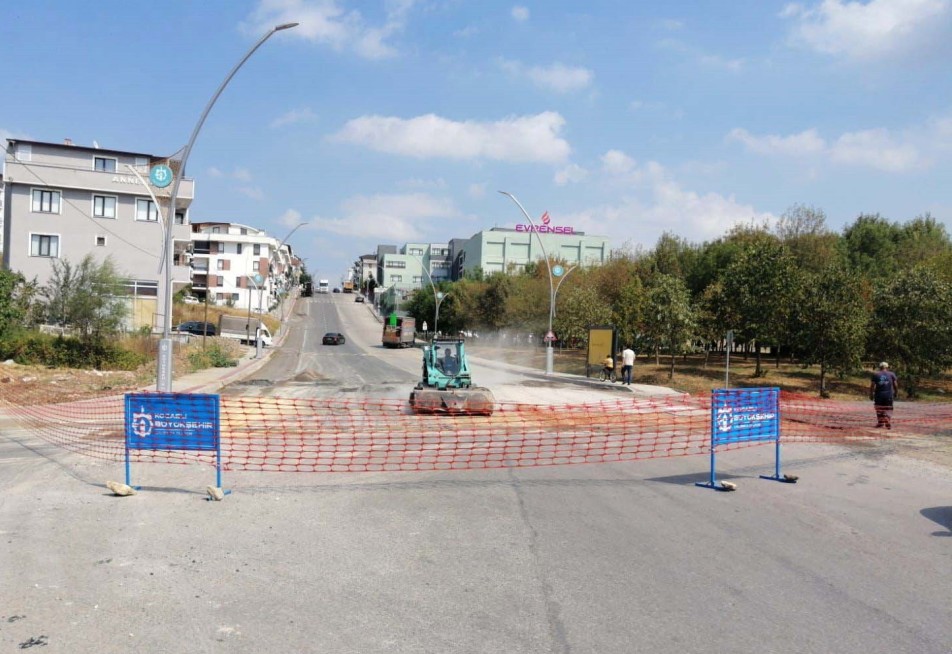 Kocaeli Büyükşehir Belediyesi, ulaşımda güvenliği ve konforu artırmak amacıyla Başiskele ilçesinde asfalt serim çalışması gerçekleştirdi....