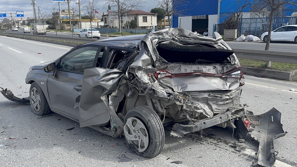 Kocaeli D-100 Karayolu Gebze geçişinde dün akşam saatlerinde meydana gelen feci kazada, bir kamyonun arkadan...