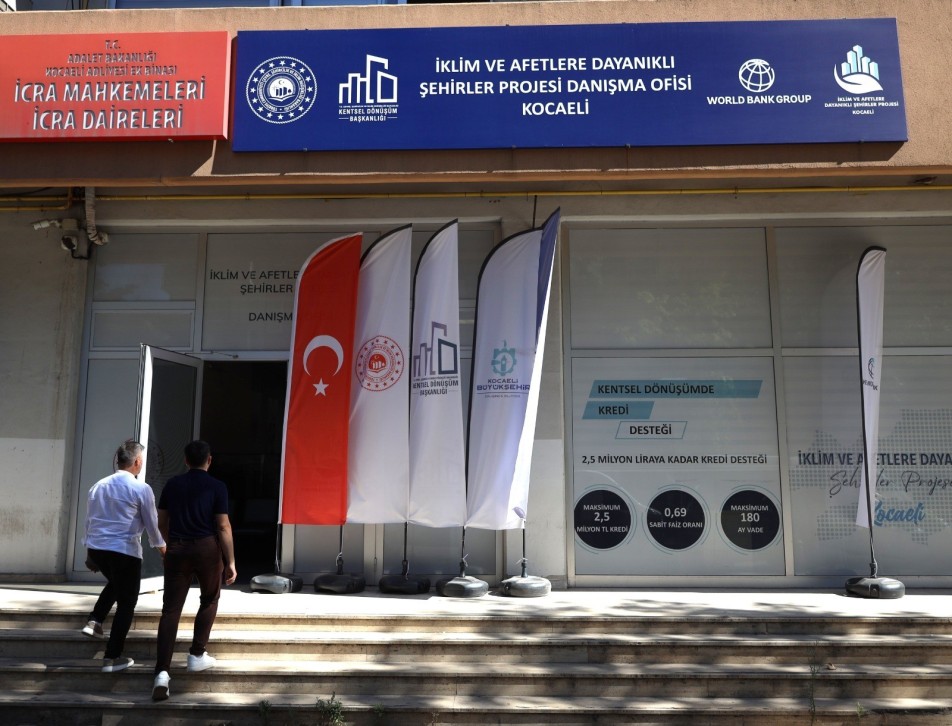 Kocaeli'de 7 ilçede yaklaşık 5 bin bağımsız birimi kapsayan kentsel dönüşüm projesi için kurulan bilgilendirme...