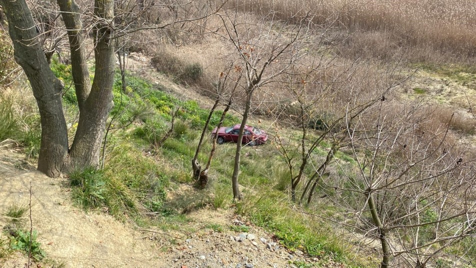 Kocaeli'de D-100 karayolu üzerinde meydana gelen olayda, fren arızasını fark ederek duran sürücünün otomobili, el...