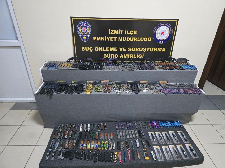 Kocaeli'de iş yerinde ruhsatsız şekilde kesici ve delici alet satan iki şüpheli polis ekiplerince yakalandı....