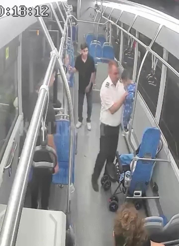 Kocaeli'de seyir halindeki belediye otobüsünde nefes alamayan 3 yaşındaki çocuğa şoförün saniyeler içinde yaptığı müdahale...