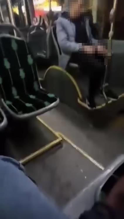 Kocaeli'de toplu taşıma aracında yaşanan iğrenç olay, yolcuların dikkati sayesinde saniye saniye kaydedildi. 480 numaralı...