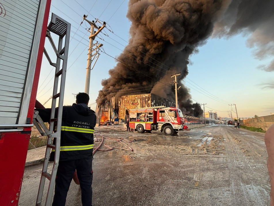 Kocaeli'nin Başiskele ilçesinde bir lojistik firmasına ait depoda sabah saatlerinde yangın çıktı. Ovacık Mahallesi'nde saat...