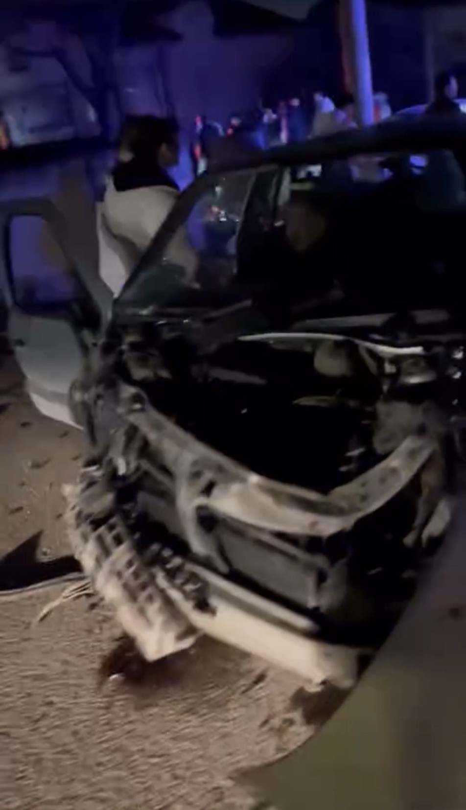 Kocaeli'nin Başiskele ilçesinde gece saatlerinde meydana gelen trafik kazasında, kavşakta çarpışan iki otomobil hurdaya dönerken...