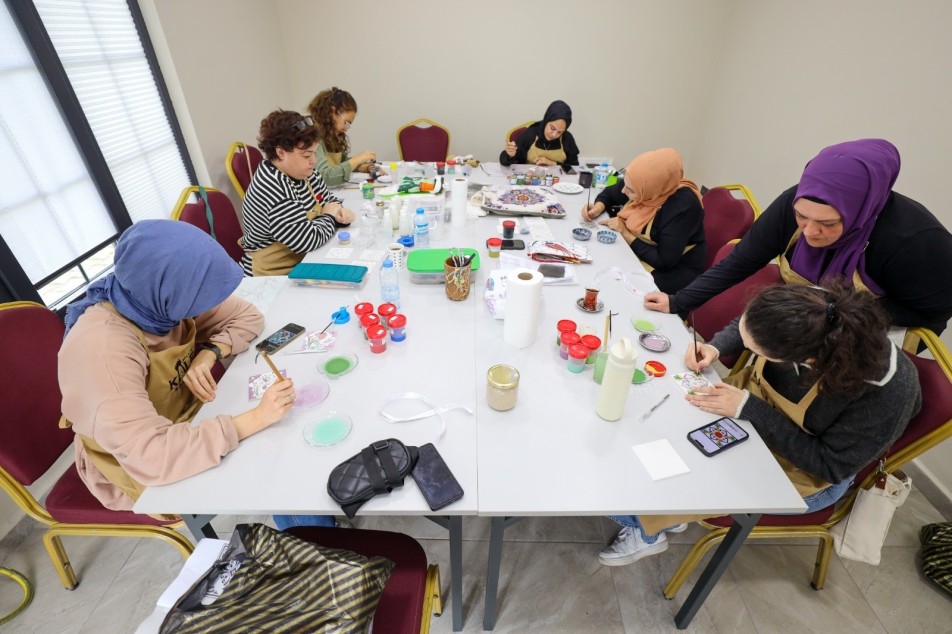 Kocaeli'nin Başiskele ilçesinde kadınlar, Başiskele Belediyesi Meslek Edindirme ve Hobi Kursları (BAŞ-MEK) çatısı altında açılan...