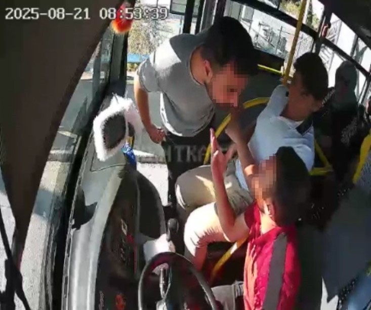 Kocaeli'nin Başiskele ilçesinde özel halk otobüsü şoförü, durakta yolcu indirdiği sırada bir kişinin tehditlerine maruz...