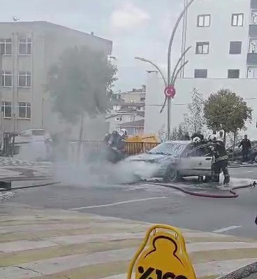 Kocaeli'nin Çayırova ilçesinde hareket halindeki bir otomobilin motor kısmı alev aldı. Özgürlük Mahallesi İstiklal Caddesi'nde...