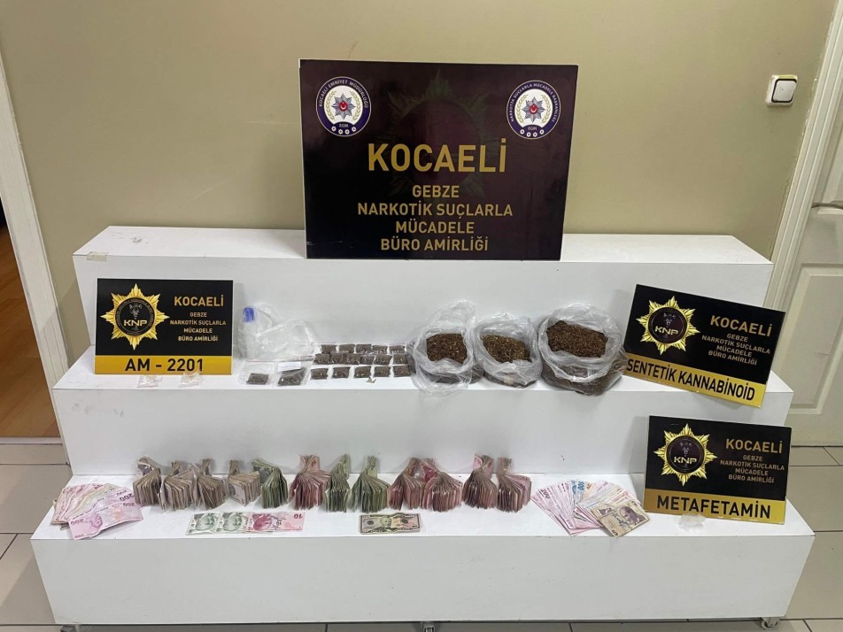 Kocaeli'nin Çayırova ilçesinde polis ekiplerince gerçekleştirilen uyuşturucu operasyonunda 4 kişi yakalandı. Ele geçirilen uyuşturucular ve...