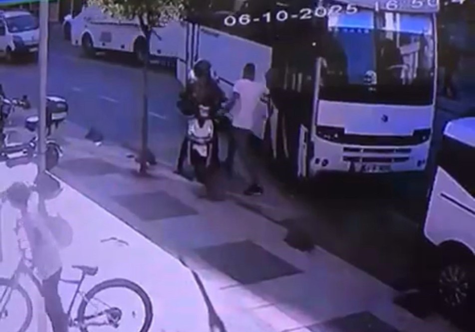 Kocaeli'nin Çayırova ilçesinde trafikte seyir halindeyken bir servis minibüsü şoförü, motosikletli kuryenin önünü kesip saldırdı....