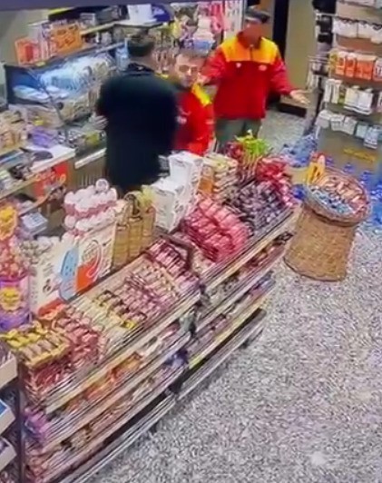 Kocaeli'nin Çayırova ilçesinde, yakıt aldıktan sonra tartıştığı benzinlik çalışanına saldıran bir müşteri güvenlik kamerasına yansıdı....