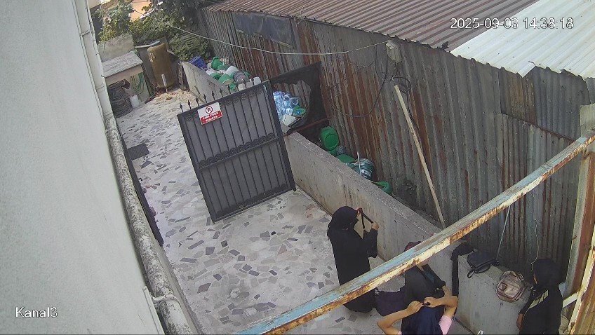 Kocaeli'nin Darıca ilçesinde 3 kadının bir evin bahçesinde kıyafet ve eşarp değiştirerek bölgeden ayrılması, çevrede...