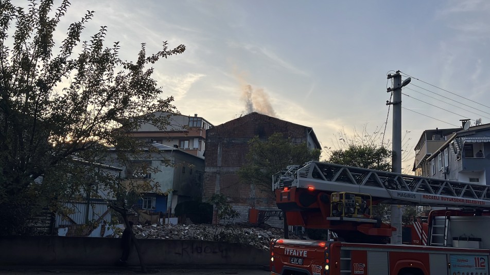 Kocaeli'nin Darıca ilçesinde 3 katlı bir binanın çatısında çıkan yangın paniğe yol açtı. Alevlerin kısa...